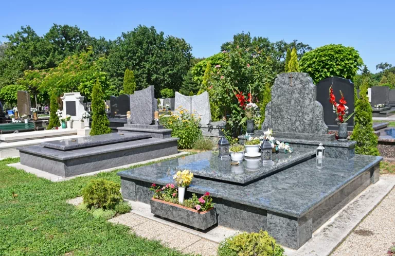 dwa groby na cmentarzu